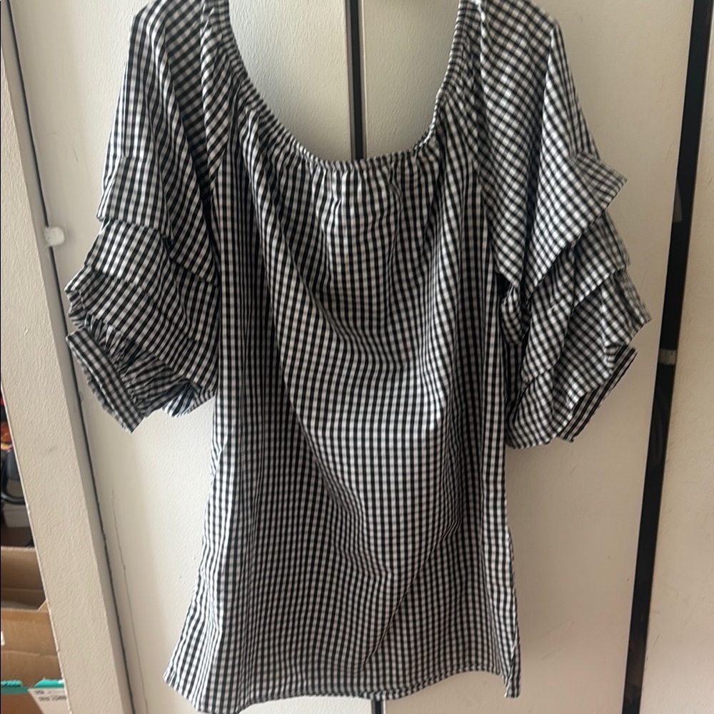 Style Envy Black and White Ruffled Puff Sleeve Blouse